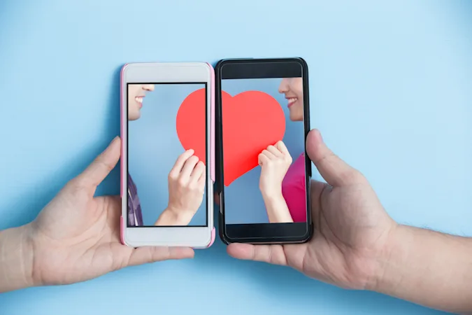 How did the phone propose to his girlfriend on Valentine's Day? image