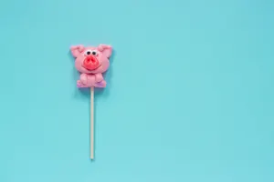 What candy does Peppa Pig™️ love most? image