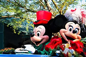 What car picked Mickey and Minnie up for their movie premiere? image