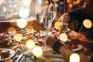 What kind of friends should you take to dinner? image