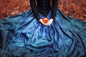 What kind of pet does Snow White™️ have? image