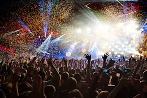 Which artist got her name for selling out arenas the quickest? image