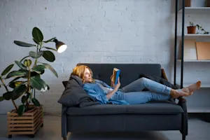 Which celebrity loves to read? image